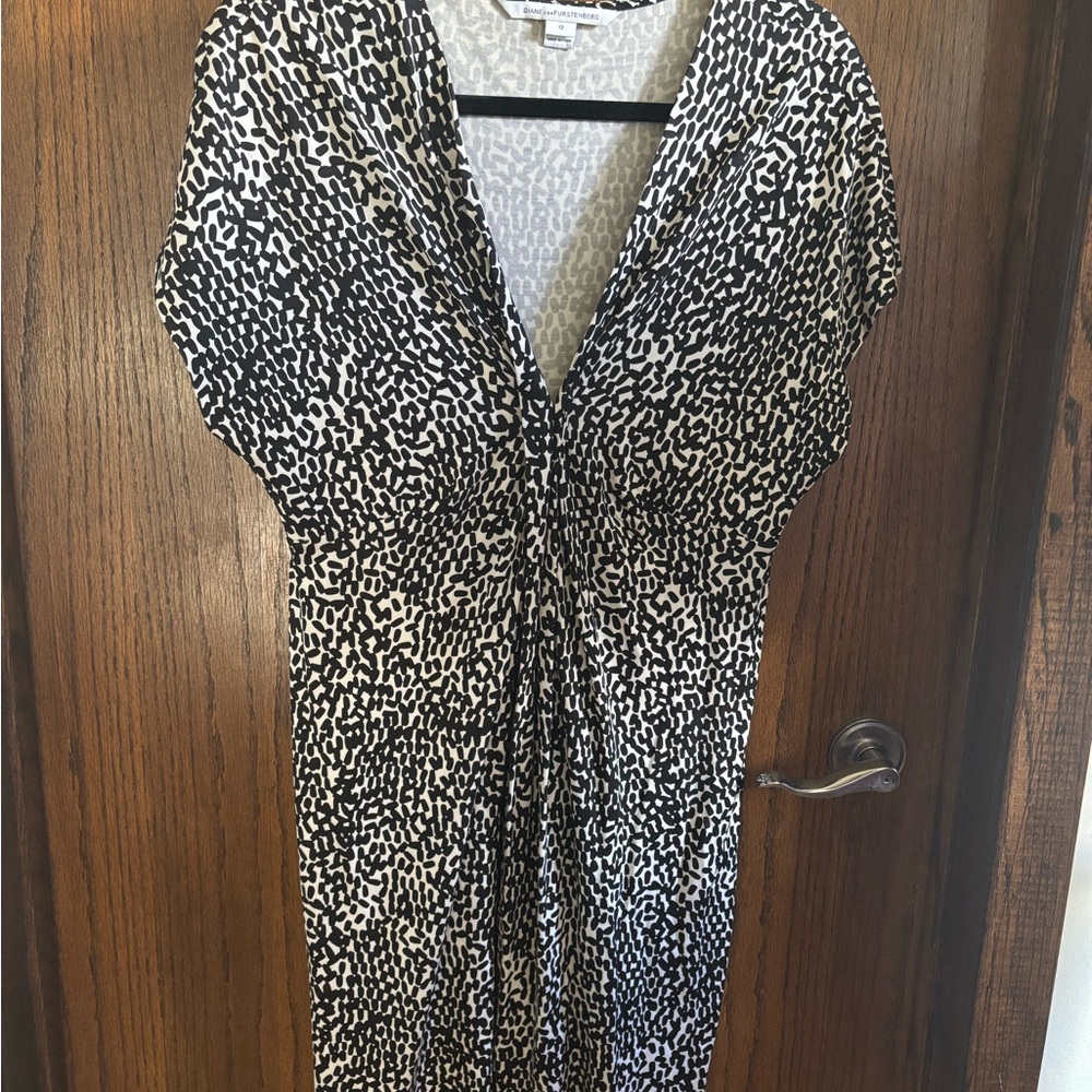 EUC POLISHED DIANE VON FURSTENBURG Natalie Silk Mini Dress Black White US 12